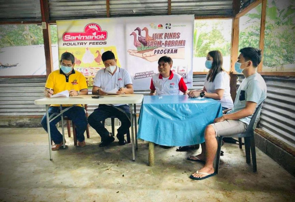 Ang kauna-unahang recipient ng Itik Pinas Farm Parami Program: ang Bahaya Duck Multiplier Farm, kasama ang mga representatives ng Sarimanok Poultry Feeds-Unahco.